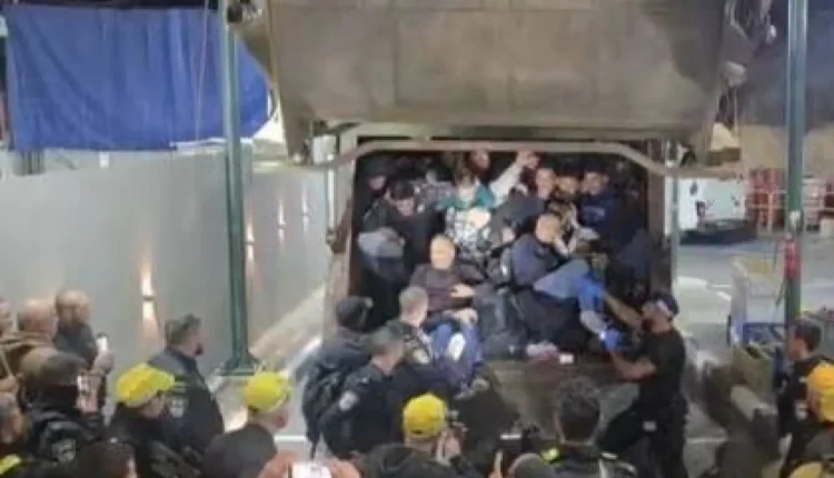 اعتقال عشرات العمال الفلسطينيين بعد اختبائهم داخل شاحنة قمامة عند حاجز إسرائيلي
