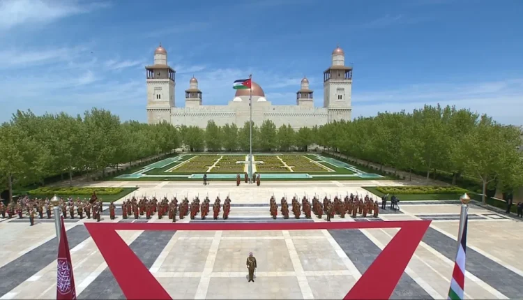 جلالة الملك يشهد مراسم رفع العلم في قصر الحسينية احتفالاً بيوم العلم الأردني