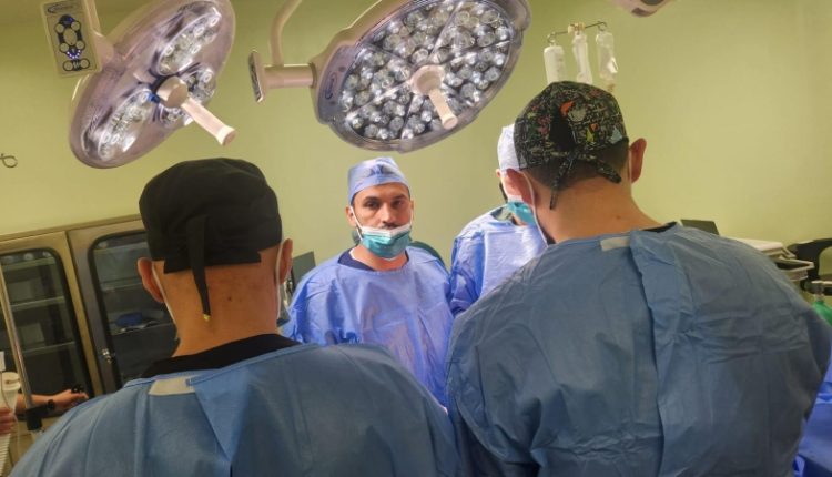 إنقاذ حياة شاب عشريني بعد عملية طارئة في مستشفى الأميرة بسمة التعليمي