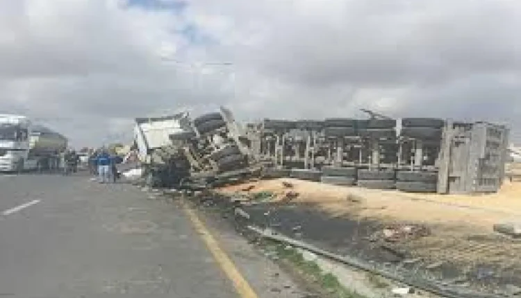 إصابة شخص واحتراق صهريج وثلاث شاحنات بحادث تصادم على الطريق الصحراوي في السواقة