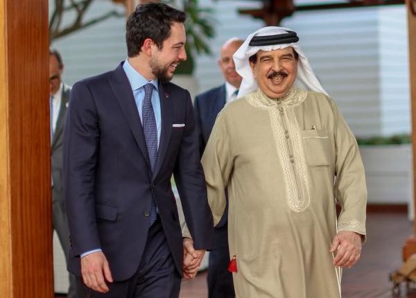 ولي العهد يؤكد من البحرين أهمية احتواء التصعيد وتعزيز الاستقرار في المنطقة