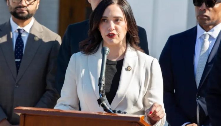 نواب ديمقراطيون يتحركون لعزل وزير الحرب الأمريكي ويطالبون بتفعيل “التعديل 25” ضد ترامب وسط تصعيد سياسي بشأن إيران