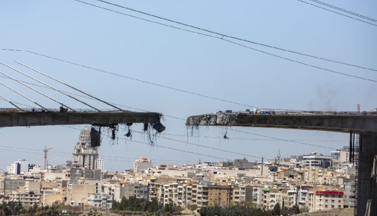 غارات تستهدف جسورًا وخطوط سكك حديدية في أنحاء إيران ومقتل شخصين في كاشان