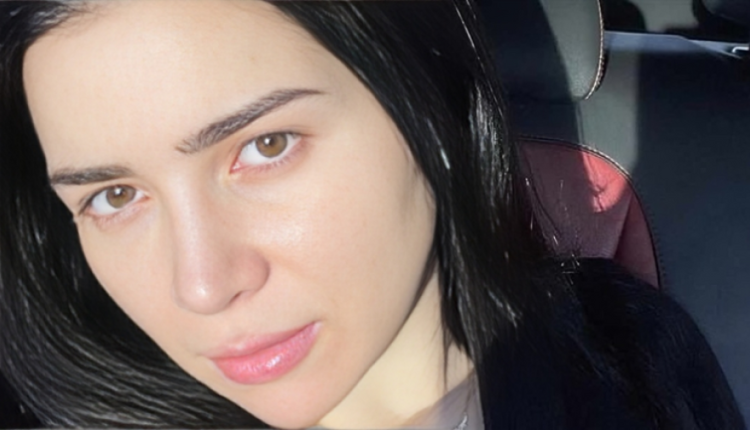 مي عز الدين تخطف الأنظار بلوك جديد بعد عودتها للشعر الأسود وتفاعل واسع على مواقع التواصل