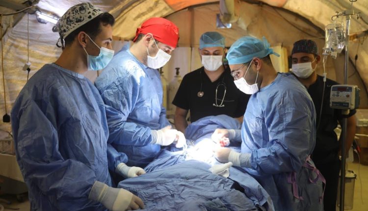 المستشفى الميداني الأردني جنوب غزة /٩ يجري عملية جراحية دقيقة