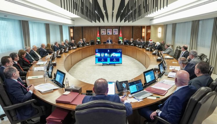 استطلاع : ثلثا الأردنيين يثقون بحكومة جعفر حسان بعد عام ونصف على تشكيلها