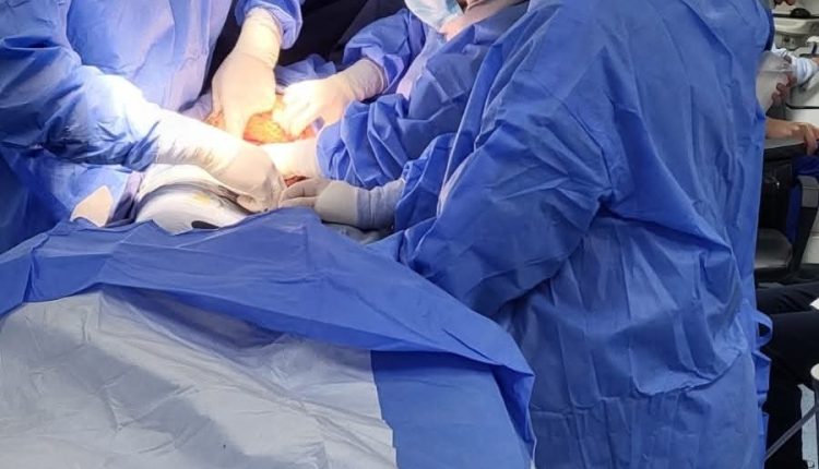 نجاح عملية دقيقة لفصل المشيمة الأحادية بالليزر في الخدمات الطبية الملكية