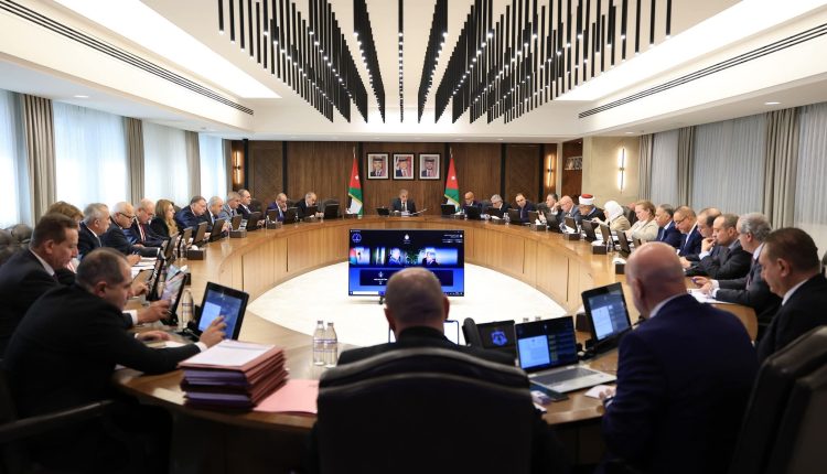 قرارات حكومية لدعم الاقتصاد وتحفيز الاستثمار وتوسيع منح الطلبة وتحديث القطاع العام