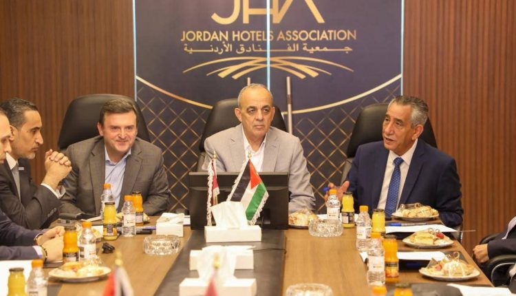 وزير السياحة يبحث تحديات القطاع مع ممثلي الفنادق والمطاعم ووكلاء السفر ويؤكد على تعزيز الاستدامة