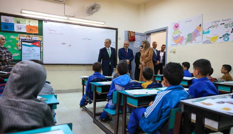 رئيس الوزراء يتفقد عراق الأمير ويوجّه بدعم المشاريع المجتمعية وتوسعة المدرسة وتحسين الخدمات الصحية