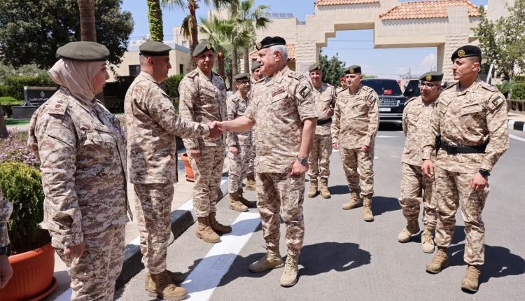 رئيس هيئة الأركان المشتركة يزور هيئة الاتصالات الخاصة ويؤكد أهمية تطوير منظومة الاتصالات العسكرية