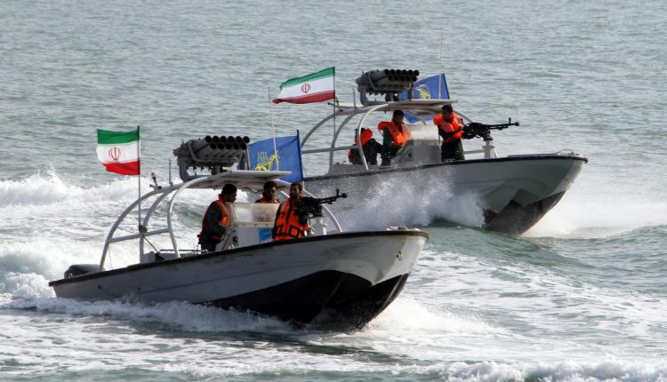 تقارير غربية: الحرس الثوري يحتفظ بمعظم زوارقه السريعة وسط تصاعد التوتر في هرمز