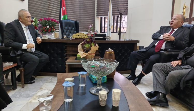 أيمن سماوي يزور نقابة الفنانين مهنئاً بمجلسها الجديد