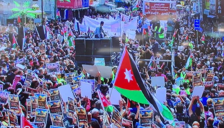 مسيرات حاشدة في وسط البلد بعمان دعماً للمواقف الملكية تجاه القدس