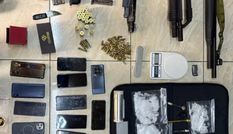 بالصور…مكافحة المخدرات تنفّذ حملات أمنيّة في لواء الرويشد على المهربين مستقبلي البالونات، وتلقي القبض على ستة منهم وبحوزتهم بالونات ومواد مخدرة وأسلحة نارية 
