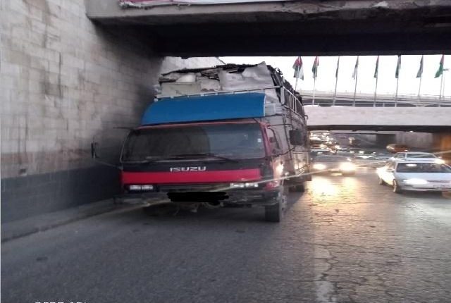 تعطل قلاب داخل نفق المدينة الطبية باتجاه خلدا يسبب ازدحامًا مروريًا