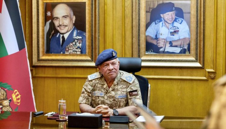 الملك يتفقد قيادة سلاح الجو الملكي ويؤكد أهمية رفع الجاهزية الدفاعية