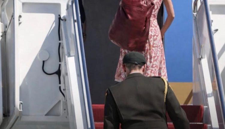 حقيبة حمراء تُشعل الجدل على “إير فورس وان”.. من هي المرأة الشقراء خلف ترامب؟