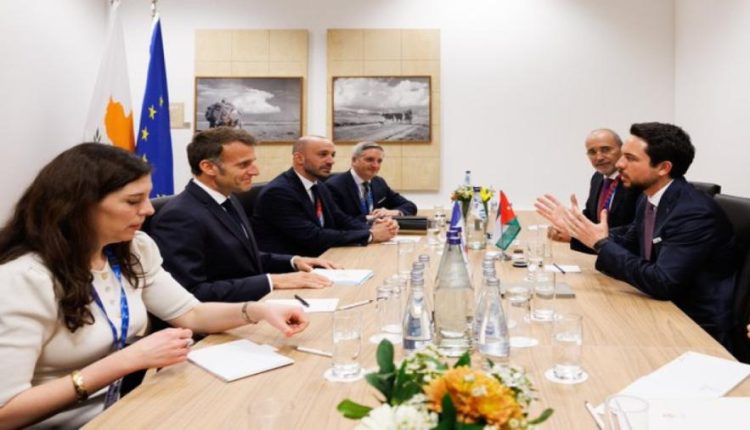 ولي العهد وماكرون يبحثان تطورات المنطقة ويؤكدان أهمية تثبيت وقف إطلاق النار