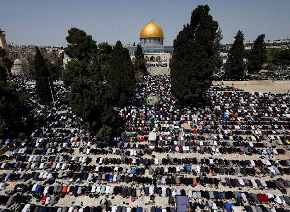 100 ألف مصلّ يحيون أول جمعة في الأقصى بعد 40 يوماً من الإغلاق