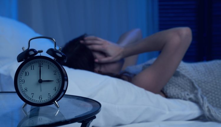 الاستيقاظ عند الثالثة فجراً… تفسير علمي لظاهرة شائعة في النوم