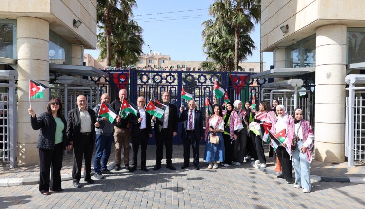 عمّان الأهلية تحتفل بيوم العلم الأردني