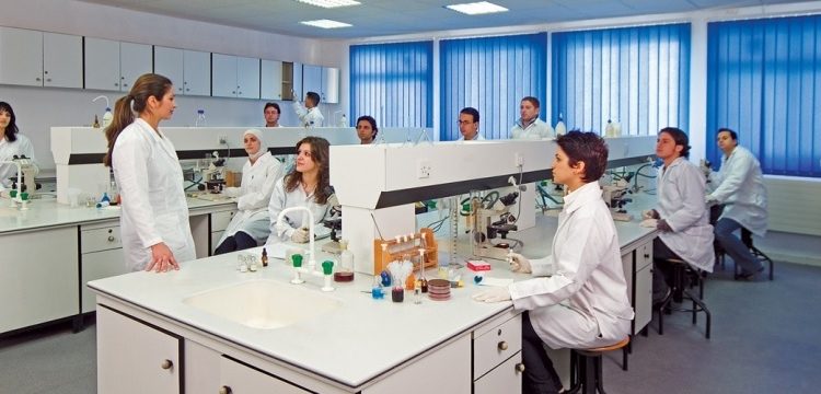 “صيدلة “عمان الأهلية تحجز مقعدها ضمن أفضل 10 مشاريع بمسابقة “انطلق” على مستوى الأردن