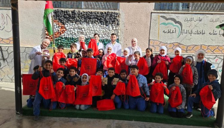 طب الأسنان في عمّان الأهلية تنظم بمدرسة البشيري الأساسية نشاطاً توعوياً بصحة الفم