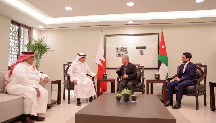 الملك يستقبل ولي عهد البحرين في العقبة ويبحثان تعزيز العلاقات الثنائية
