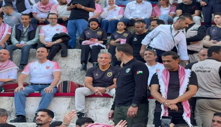 وسط هتافات المشجعين.. جعفر حسان يتابع مباراة “النشامى” والنمسا في قلب عمّان.