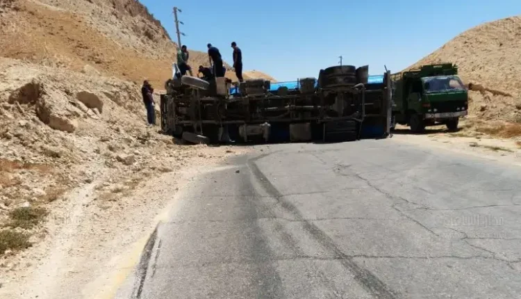 أشغال الكرك تتعامل مع حادث تدهور صهاريج مياه على طريق “الخرزة” وتُعيد فتح الطريق