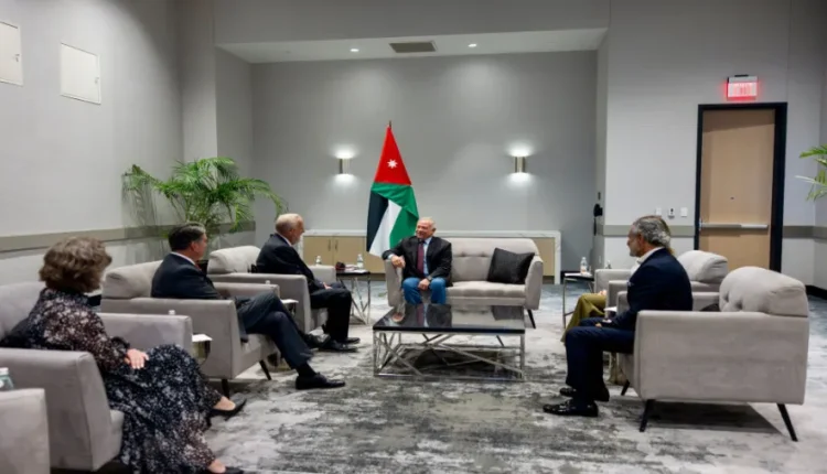 الملك يلتقي عمدة مدينة أرلينغتون الأمريكية ويبحث معه الشراكة الاستراتيجية وتوسيع التعاون.