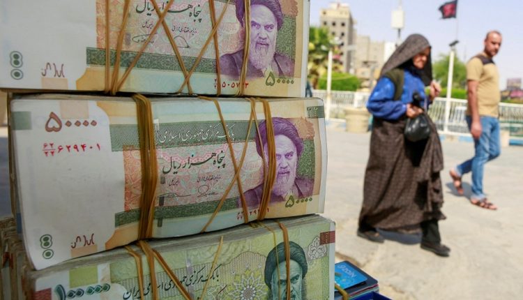 آمال شعبية بإنعاش الاقتصاد الإيراني وسط مفاوضات طهران وواشنطن  تطلعات الشارع لرفع العقوبات