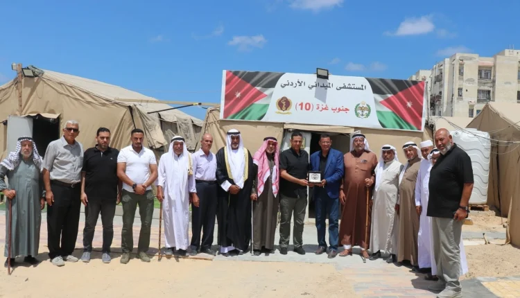 وفد من وجهاء وعائلات خان يونس يزور المستشفى الميداني الأردني تثميناً لجهوده الإنسانية