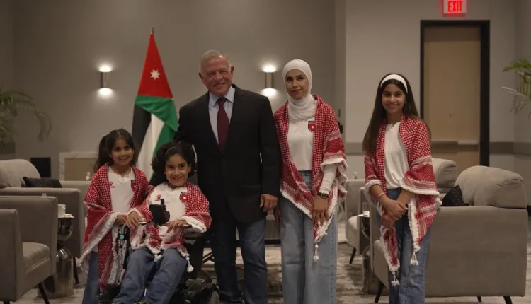 لفتة إنسانية حانية.. جلالة الملك يلتقي بالطفل الأردني شهم المناع في دالاس ويدعوه لمؤازرة المنتخب