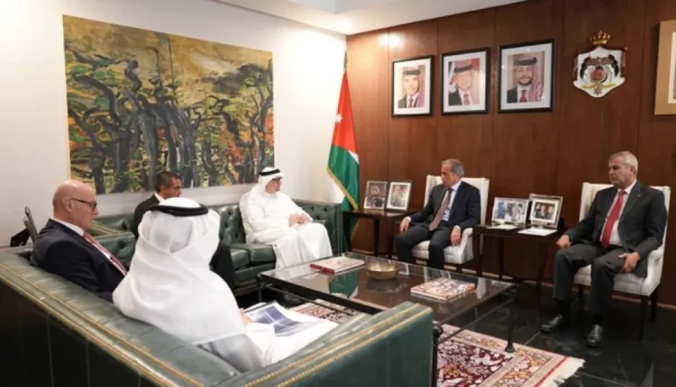 رئيس الوزراء يبحث مع الرئيس التنفيذي لـ “مصدر” الإماراتية التوسع في مشاريع الطاقة المتجددة.