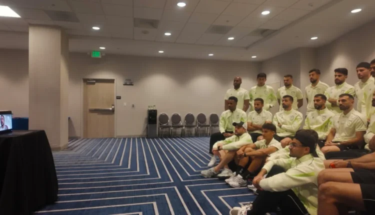 ولي العهد يجرى اتصالاً مرئياً بالنشامى وينقل دعم الملك قبيل مواجهة الجزائر المونديالية