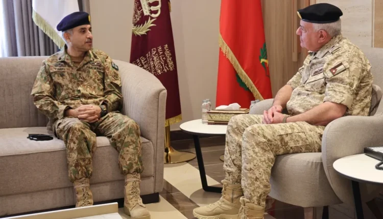 اللواء الحنيطي يبحث تعزيز التعاون العسكري مع قائد مسيرات الدفاع الباكستاني