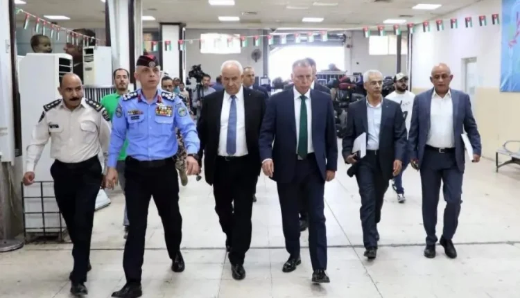 مباحثات فلسطينية أردنية في عمّان لتسهيل السفر عبر جسر الملك حسين وتخفيف معاناة المواطنين.