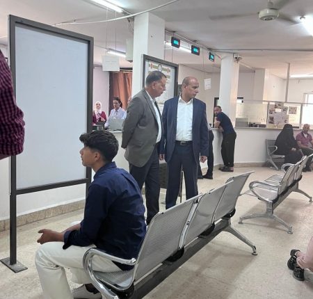 وزير الداخلية يتفقد دار محافظة الكرك ومديرية الأحوال المدنية والجوازات فيها