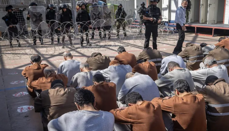 نقل 13 أسيرا فلسطينيا إلى مستشفى بغزة بعد إفراج الاحتلال عنهم