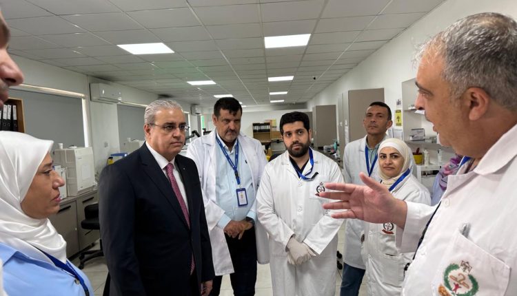 في زيارة تفقدية مفاجئة وزير الصحة يوجه لنقل المختبرات الرئيسية إلى موقع جديد ويأمر بتأمين النواقص فوراً