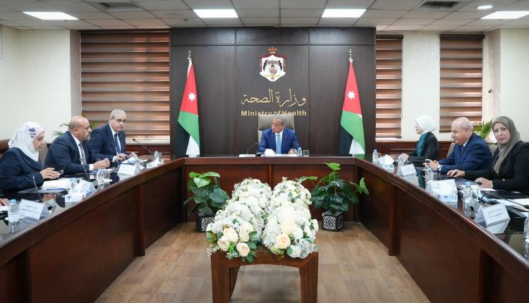خلال زيارته لوزارة الصحة ومستشفى عمان الميداني.. رئيس الوزراء يوجه بالإسراع في إنجاز المشاريع وتوظيف إمكانات المستشفيات الميدانية