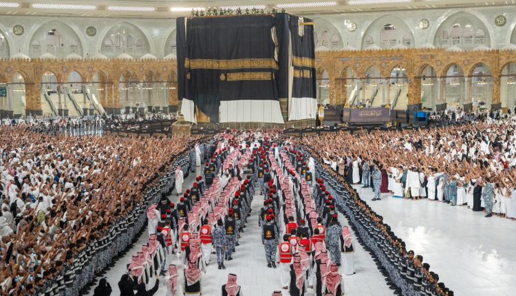 استعداداً للحدث السنوي.. بدء فك مذهبات الكعبة المشرفة وحُليّها لتبديل الكسوة القديمة