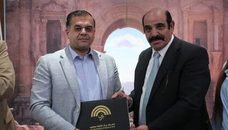 الخضير والعدوان يوقعان اتفاقية تعاون مشترك بين إدارة مهرجان جرش و اتحاد الكتاب
