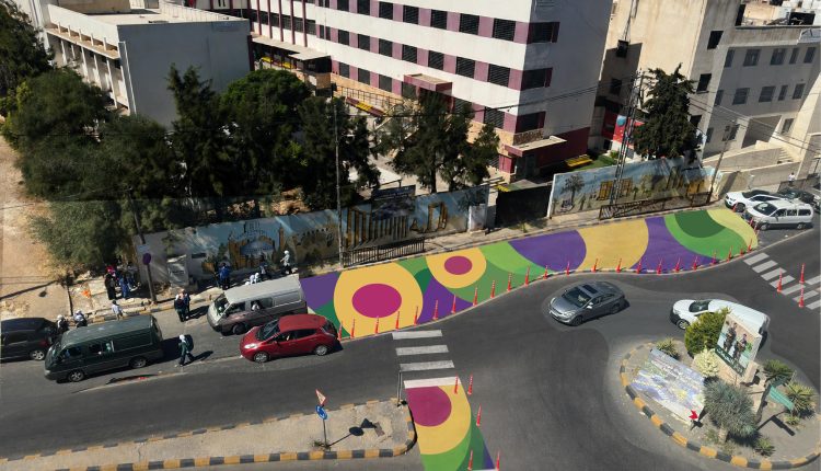 مركز زها الثقافي ينفذ مبادرة تهدئة الشوارع “نحو شوارع آمنة ومستدامة لأطفالنا” في محيط مدرسة أم السماق الشمالي
