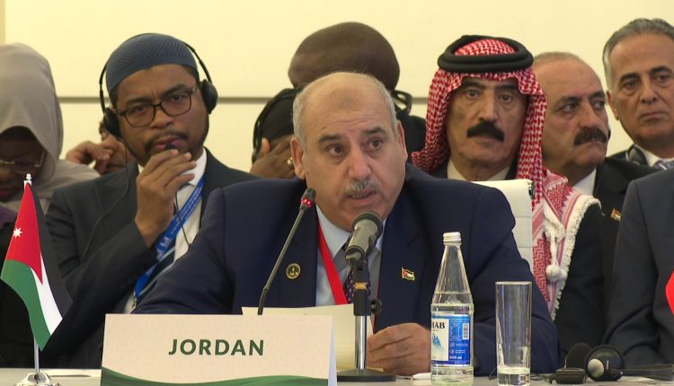 القاضي يدعو أمام برلمانات الدول الإسلامية للالتزام بمبادئ حسن الجوار كأساس لاستقرار المنطقة