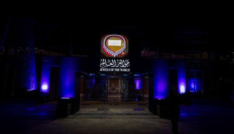 معرض “جواهر العالم” يحلّ ضيفًا على المنطقة الشرقية  يفتتح الحدث الأبرز للساعات والمجوهرات في الشرق الأوسط أبوابه للجمهور في مركز الظهران للمعارض، في عرضٍ مبهرٍ يفيض بالحرفيّة والتراث والابتكار