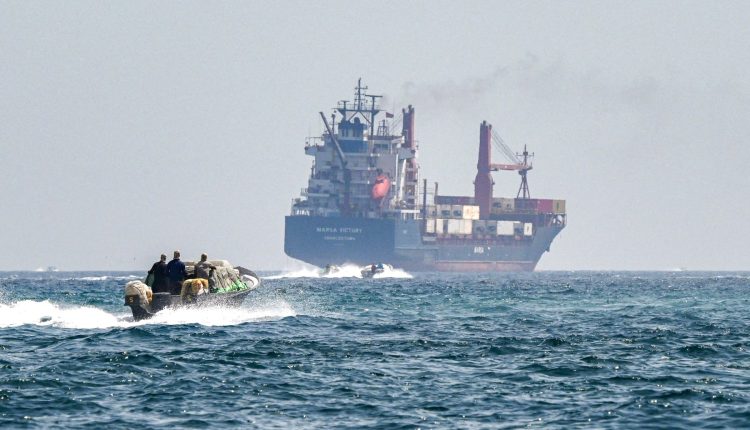 باكورة ثمار السلام: ناقلة غاز هندية تعبر مضيق هرمز بعد احتجاز دام شهوراً غرب الممر المائي.