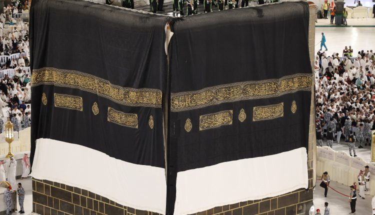 مهابة واستعداد: الكعبة المشرفة تتأهب لارتداء كسوتها الجديدة في غرة محرم الحرام.
